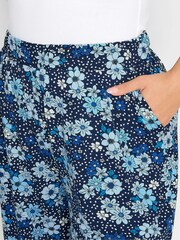 Yours Curve Blue Floral Print Shorts - Image 4 of 5