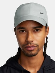 Gris - Nike Dri-FIT Club Unstructured Metal Swoosh Cap - Imagen 1 de 8
