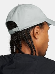 Gris - Nike Dri-FIT Club Unstructured Metal Swoosh Cap - Imagen 2 de 8