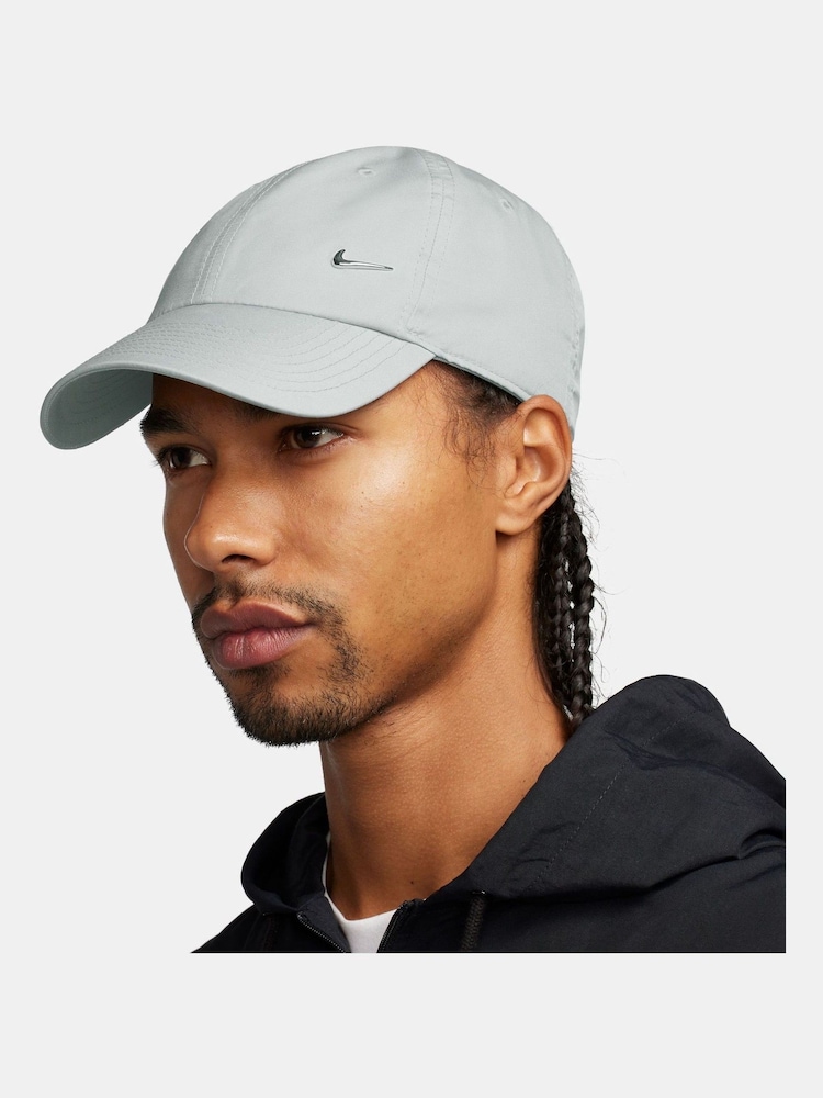 Gris - Nike Dri-FIT Club Unstructured Metal Swoosh Cap - Imagen 2 de 6