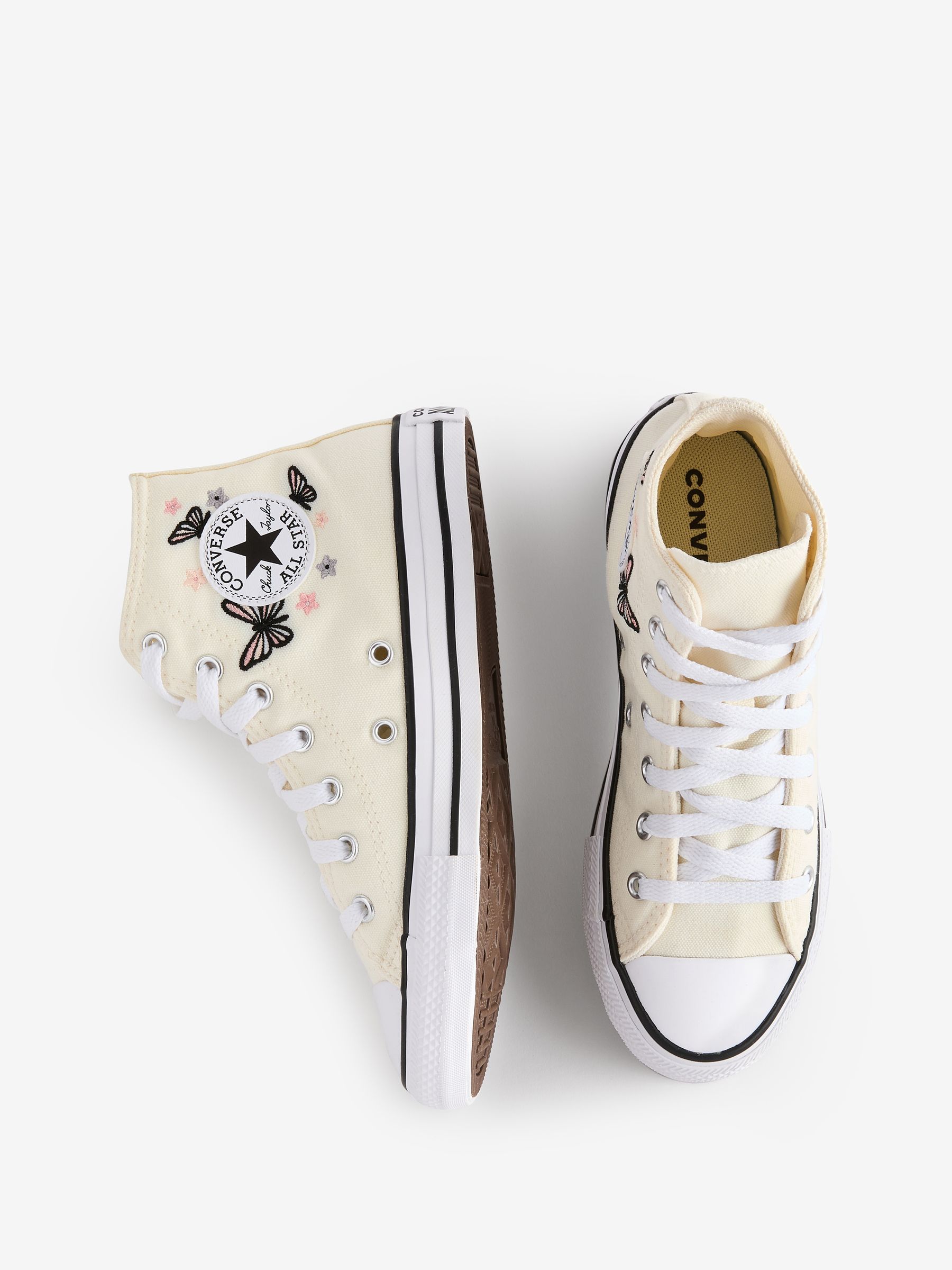 Cream chuck taylors cheap