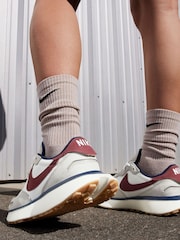 Off White/Roșu - Nike Phoenix Waffle Trainers - Image 3 of 12