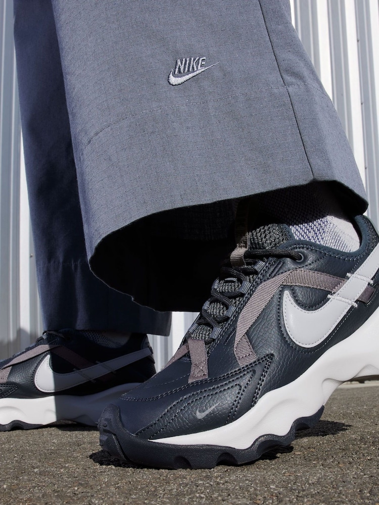 Nike Black TC7900 Trainers - Image 11 of 11