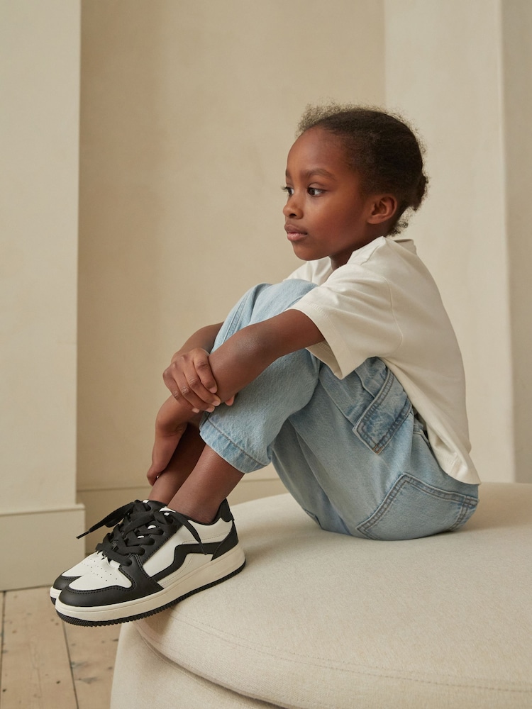 Weiß und Schwarz - Sportschuhe mit Schnürung - Bild 1 von 8 Weiß und Schwarz - Sportschuhe mit Schnürung - Bild 1 von 8
