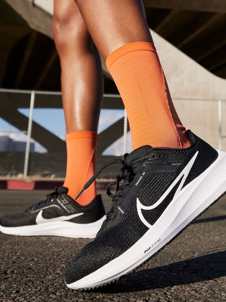 Nike Black/White Air Zoom Pegasus 40 Road Running Trainers - Image 13 of 13