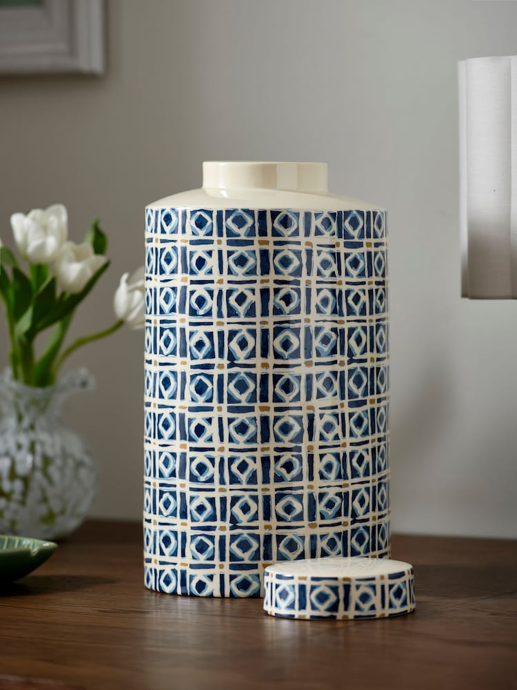 Nina Campbell Blue Printed Vase - Image 2 of 4