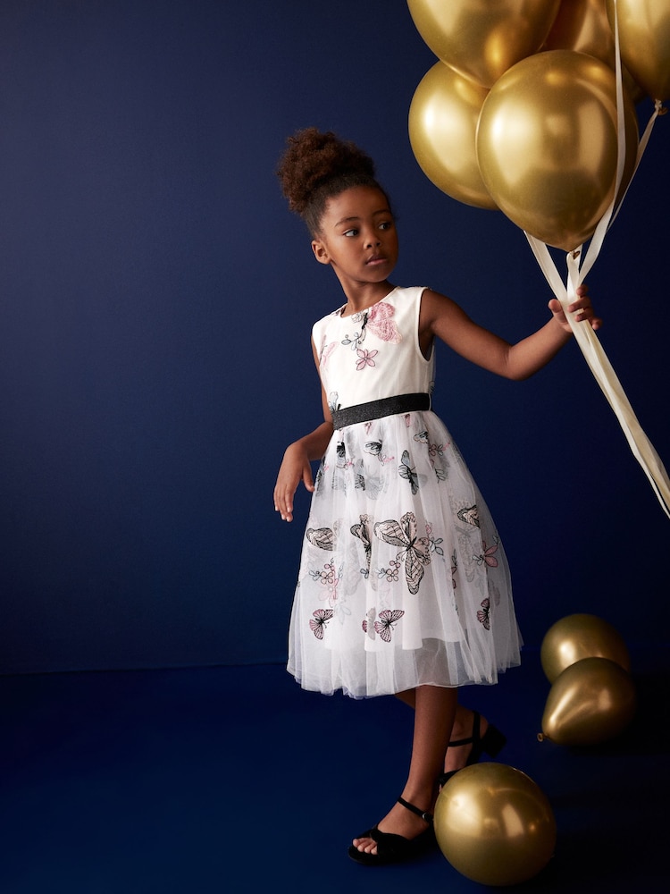 Schmetterlingsstickerei - Partykleid aus Netzstoff mit Bindeband am Rücken (3–16 J.) - Bild 2 von 8 Schmetterlingsstickerei - Partykleid aus Netzstoff mit Bindeband am Rücken (3–16 J.) - Bild 2 von 8