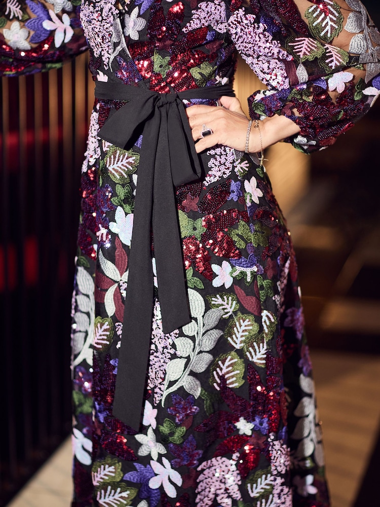 فستان أسود مزين بالترتر مزين بالزهور من Myleene Klass - Image 5 of 10