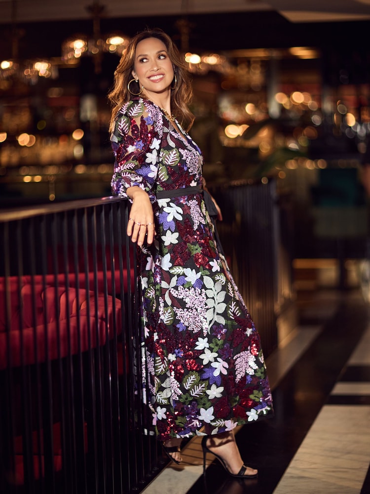 فستان أسود مزين بالترتر مزين بالزهور من Myleene Klass - Image 7 of 10