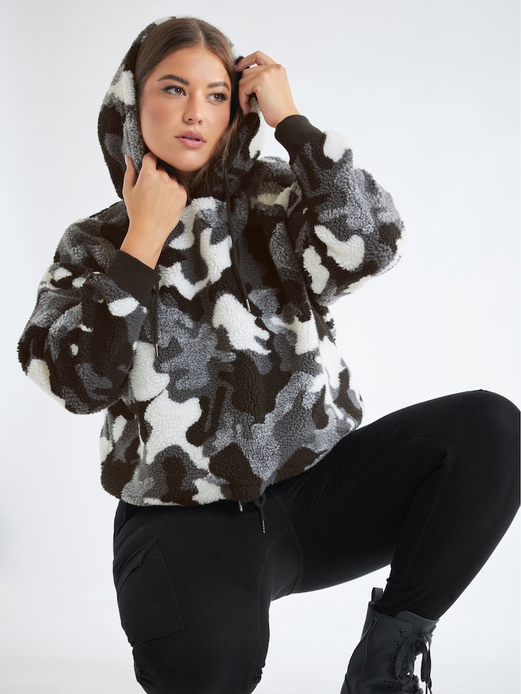 Yours Curve Kurz geschnittener Borg-Fleece mit Kapuze, Camo - Bild 2 von 2 Yours Curve Kurz geschnittener Borg-Fleece mit Kapuze, Camo - Bild 2 von 2