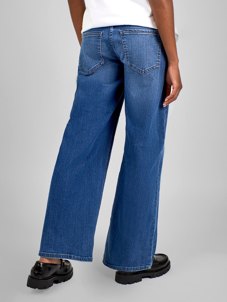 Blau, mittlere Waschung - JoJo Maman Bébé Jeans mit weitem Bein aus Denim (Umstandsmode) - Bild 2 von 5 Blau, mittlere Waschung - JoJo Maman Bébé Jeans mit weitem Bein aus Denim (Umstandsmode) - Bild 2 von 5