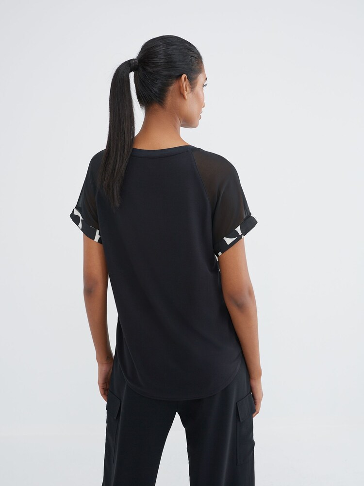 Schwarz/Weiß, Geoprint - T-Shirt aus Mischgewebe mit Raglanärmeln - Bild 2 von 6 Schwarz/Weiß, Geoprint - T-Shirt aus Mischgewebe mit Raglanärmeln - Bild 2 von 6