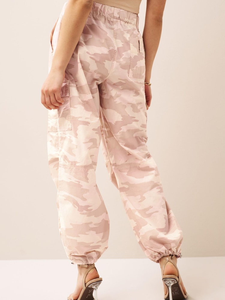 Rosa mit Camouflage-Muster - Parachute Cargohose aus Baumwolle - Bild 2 von 5 Rosa mit Camouflage-Muster - Parachute Cargohose aus Baumwolle - Bild 2 von 5