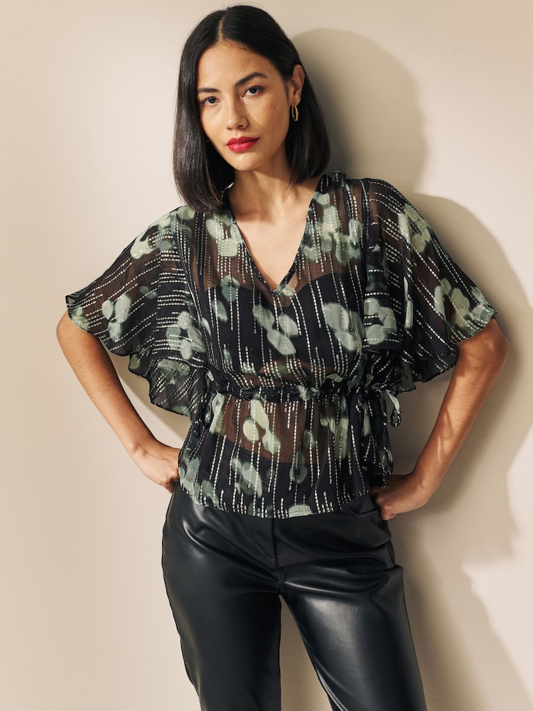 Grün mit floralem Print - Krawatte mit V-Ausschnitt Flatter-Kurzarm-Glitzerbluse - Bild 1 von 6 Grün mit floralem Print - Krawatte mit V-Ausschnitt Flatter-Kurzarm-Glitzerbluse - Bild 1 von 6