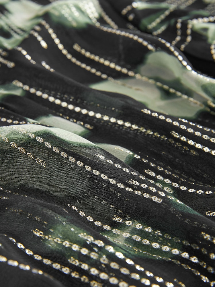 Grün mit floralem Print - Krawatte mit V-Ausschnitt Flatter-Kurzarm-Glitzerbluse - Bild 6 von 6 Grün mit floralem Print - Krawatte mit V-Ausschnitt Flatter-Kurzarm-Glitzerbluse - Bild 6 von 6