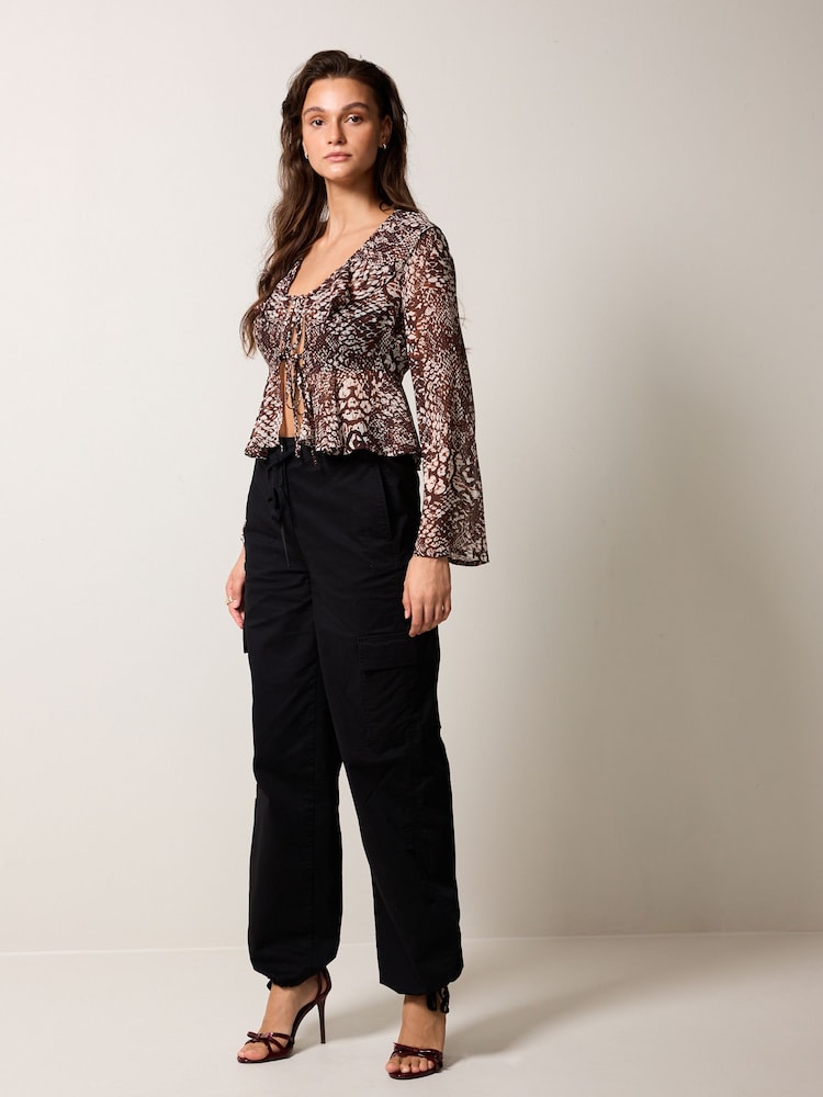 Braun/Schlangenmuster - Bluse, langärmelig mit Krawatte und Rüsche - Bild 2 von 6 Braun/Schlangenmuster - Bluse, langärmelig mit Krawatte und Rüsche - Bild 2 von 6