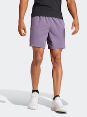 أرجواني - شورت رياضي بيكيه 3 خطوط Train Essentials من Adidas - صورة 1 من 6