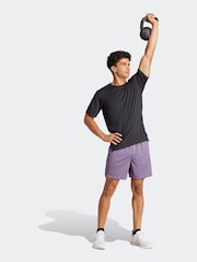 أرجواني - شورت رياضي بيكيه 3 خطوط Train Essentials من Adidas - صورة 4 من 6