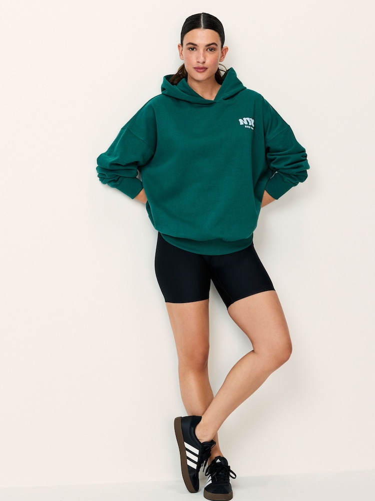 Dunkelgrün - Übergroßer, langer Hoodie mit entspannter Passform und Slogan auf der Rückseite - Bild 2 von 7 Dunkelgrün - Übergroßer, langer Hoodie mit entspannter Passform und Slogan auf der Rückseite - Bild 2 von 7