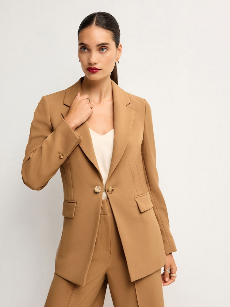 Kamelbraun - Figurbetonter Edge-to-Edge-Blazer aus Krepp - Bild 1 von 7
