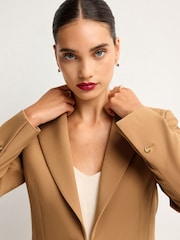 Kamelbraun - Figurbetonter Edge-to-Edge-Blazer aus Krepp - Bild 5 von 7