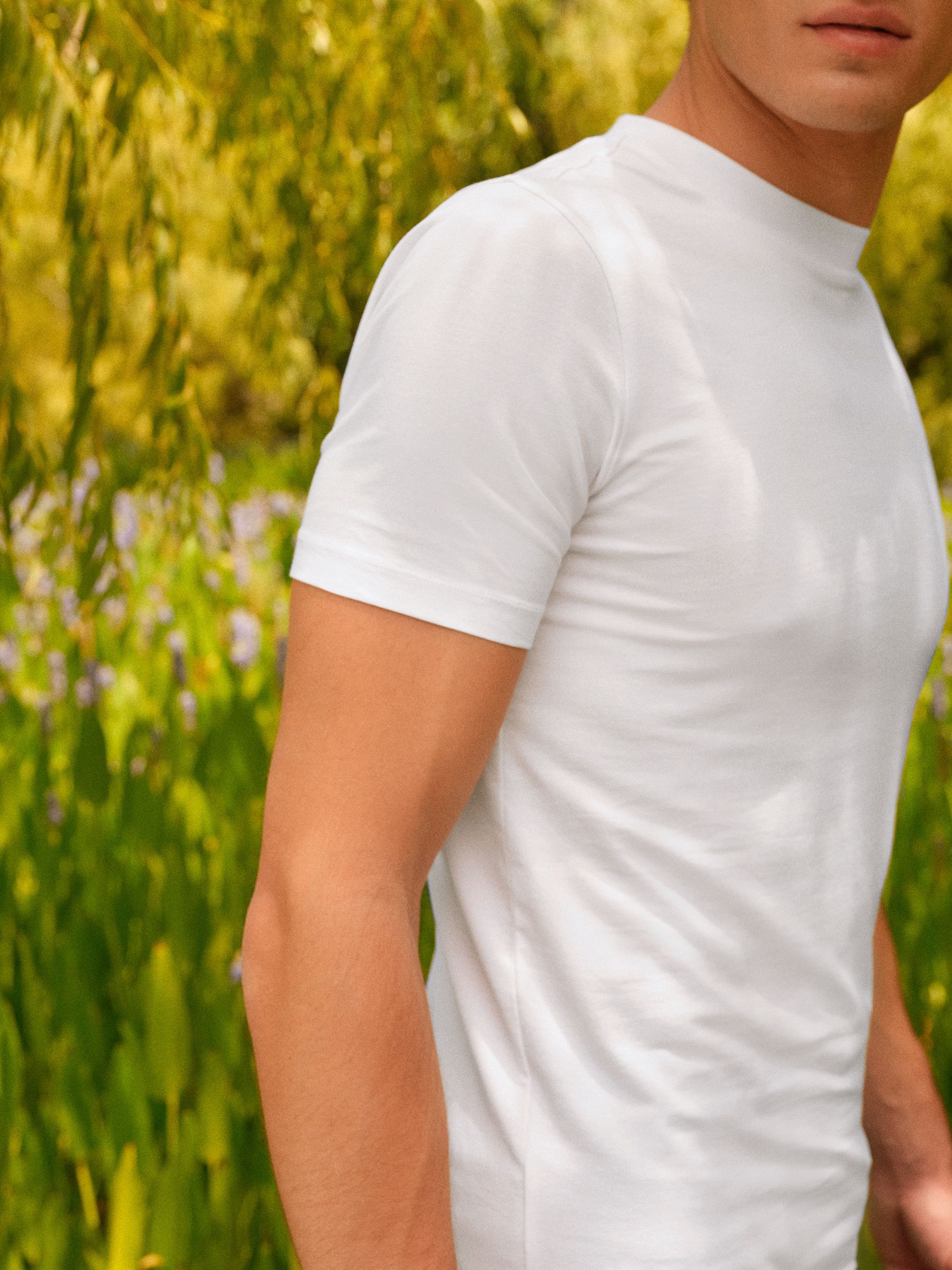 Next：日本 ホワイト - マッスルフィット エッセンシャル クルーネック