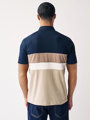 Marineblau/Neutral - Kurzärmeliges Polo-Shirt mit Knöpfen und Blockfarben aus 100 % Baumwolle - Bild 10 von 10
