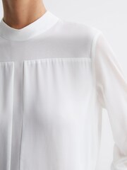 Crème - Blouse transparente à col montant Reiss Riley - Image 4 de 6