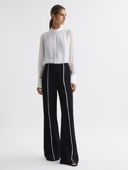 Crème - Blouse transparente à col montant Reiss Riley - Image 5 de 6