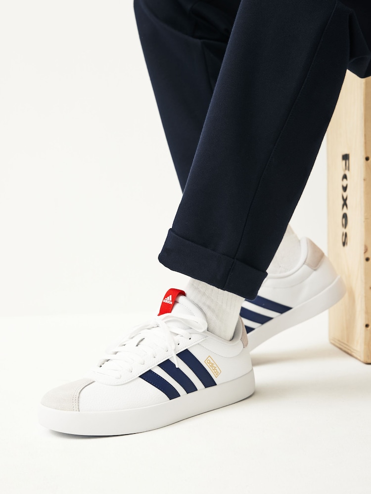 أبيض/أزرق - أحذية رياضية في ال كورت ملابس رياضية من Adidas - صورة 1 من 9 أبيض/أزرق - أحذية رياضية في ال كورت ملابس رياضية من Adidas - صورة 1 من 9