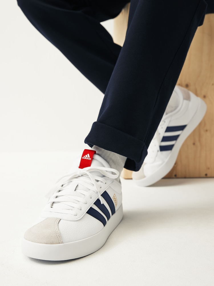 أبيض/أزرق - أحذية رياضية في ال كورت ملابس رياضية من Adidas - صورة 2 من 9 أبيض/أزرق - أحذية رياضية في ال كورت ملابس رياضية من Adidas - صورة 2 من 9