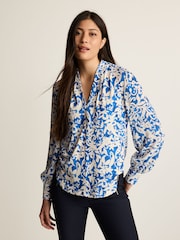 Kobaltblau/Ecru-Creme/Print - Langärmelige Bluse mit V-Ausschnitt und Bündchen - Bild 1 von 7