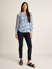 Kobaltblau/Ecru-Creme/Print - Langärmelige Bluse mit V-Ausschnitt und Bündchen - Bild 2 von 7