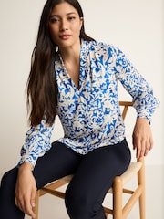Kobaltblau/Ecru-Creme/Print - Langärmelige Bluse mit V-Ausschnitt und Bündchen - Bild 4 von 7