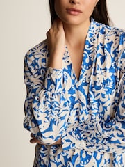 Kobaltblau/Ecru-Creme/Print - Langärmelige Bluse mit V-Ausschnitt und Bündchen - Bild 5 von 7