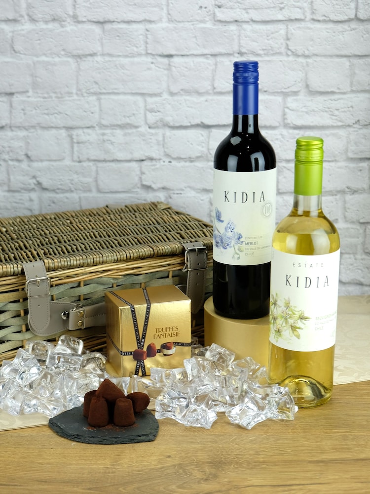 Le Bon Vin Chilean Red & White Wine with Chocolate Truffles Hamper - Image 1 of 2