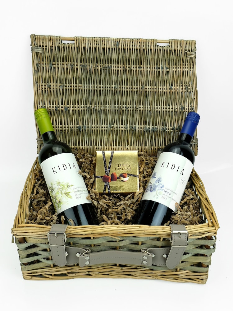 Le Bon Vin Chilean Red & White Wine with Chocolate Truffles Hamper - Image 2 of 2