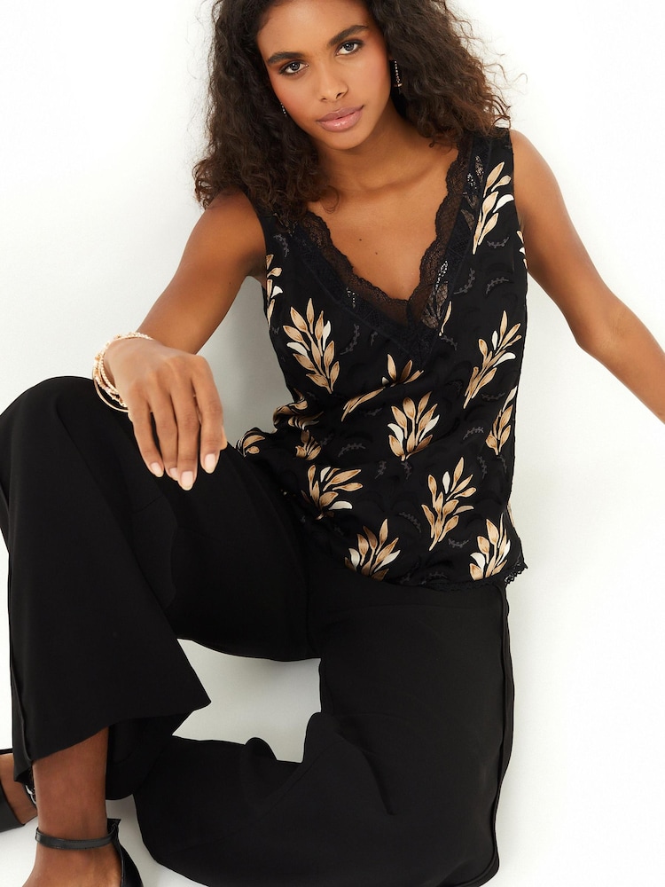Strukturiert mit Blättermuster, Schwarz und Gold - Ärmelloses Top mit schwarzem und goldenem Blattdruck und Spitzenbesatz - Bild 2 von 6 Strukturiert mit Blättermuster, Schwarz und Gold - Ärmelloses Top mit schwarzem und goldenem Blattdruck und Spitzenbesatz - Bild 2 von 6