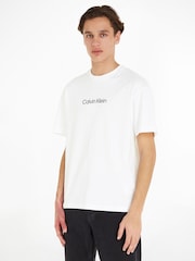 أبيض - تيشرت مريح تلبيس رشيق 100% قطن بشعار من Calvin Klein - صورة 1 من 6