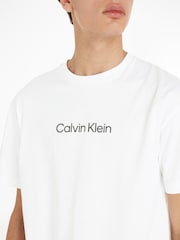 أبيض - تيشرت مريح تلبيس رشيق 100% قطن بشعار من Calvin Klein - صورة 3 من 6