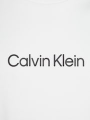 أبيض - تيشرت مريح تلبيس رشيق 100% قطن بشعار من Calvin Klein - صورة 6 من 6