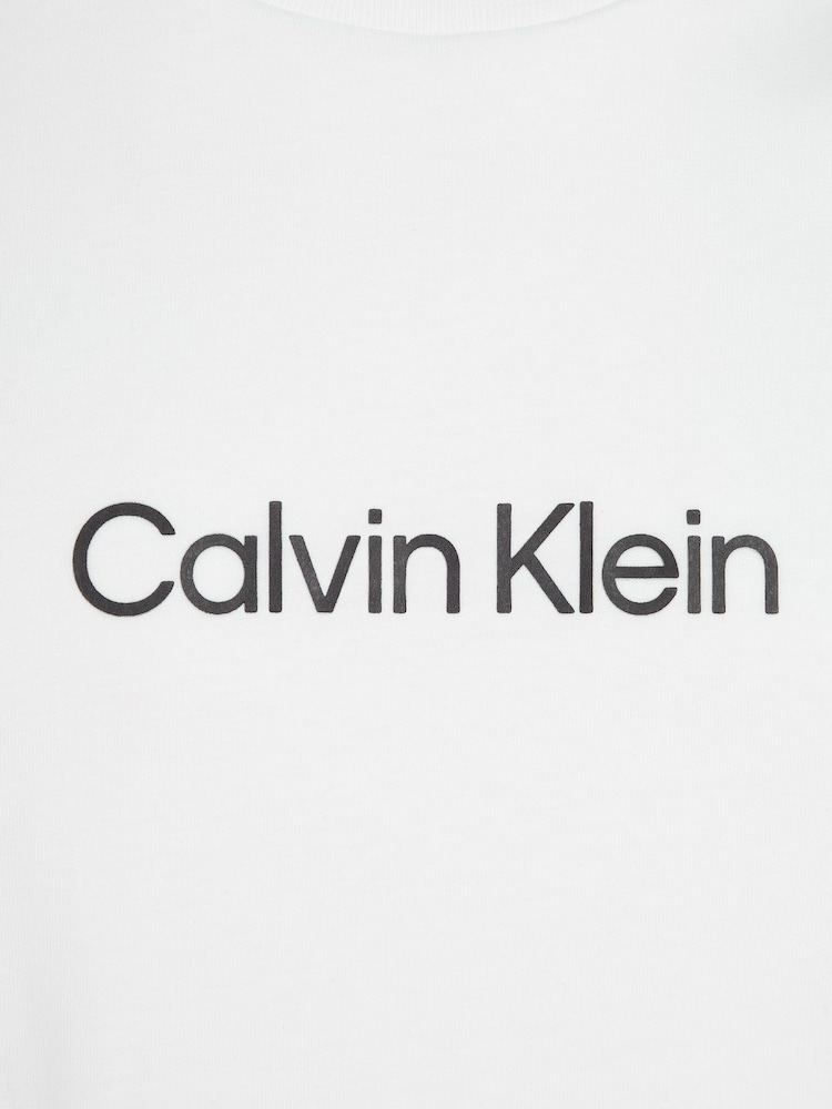 أبيض - تيشرت مريح تلبيس رشيق 100% قطن بشعار من Calvin Klein - صورة 6 من 6