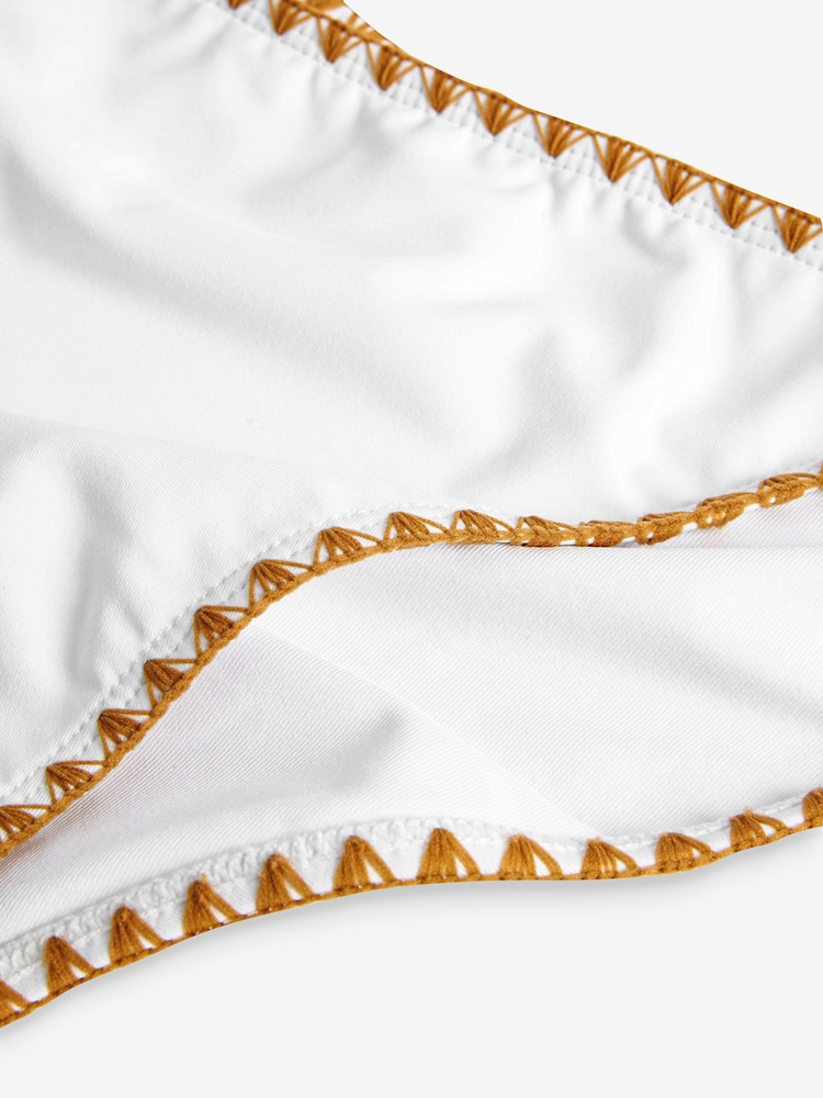 Weiß/Gold - Seitlich gebundene Bikinihose mit Stickerei - Bild 6 von 6 Weiß/Gold - Seitlich gebundene Bikinihose mit Stickerei - Bild 6 von 6
