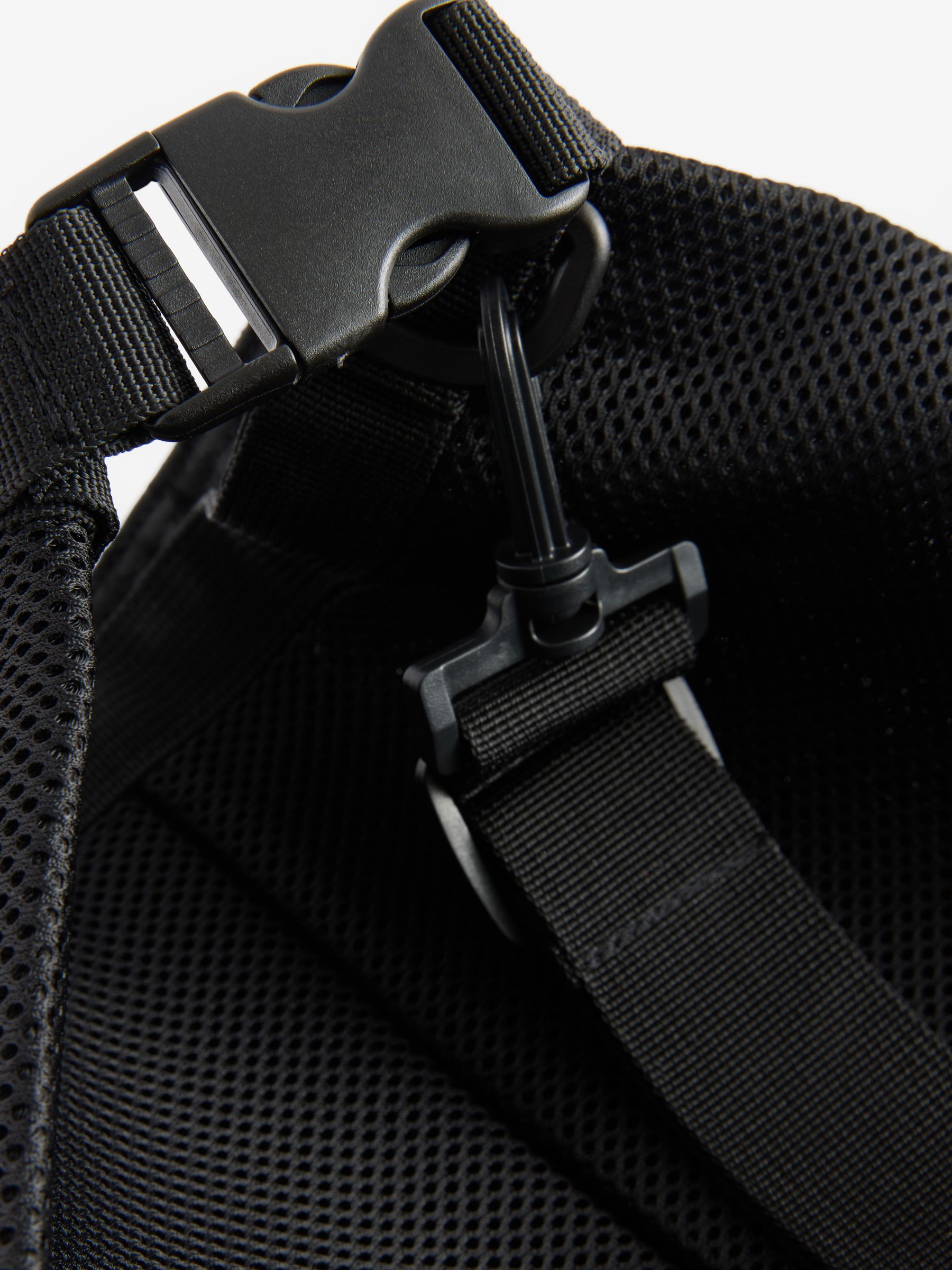 【EMIS】 SWIM SLING BAG /追跡付 TANKER(タンカー) SLING BAG W zip | 吉田カバンホームページ