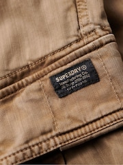 Marrón - Superdry Core Cargo Relaxed Fit Shorts - Imagen 8 de 9