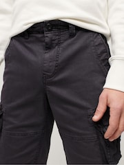 Negro - Superdry Core Cargo Relaxed Fit Shorts - Imagen 4 de 7
