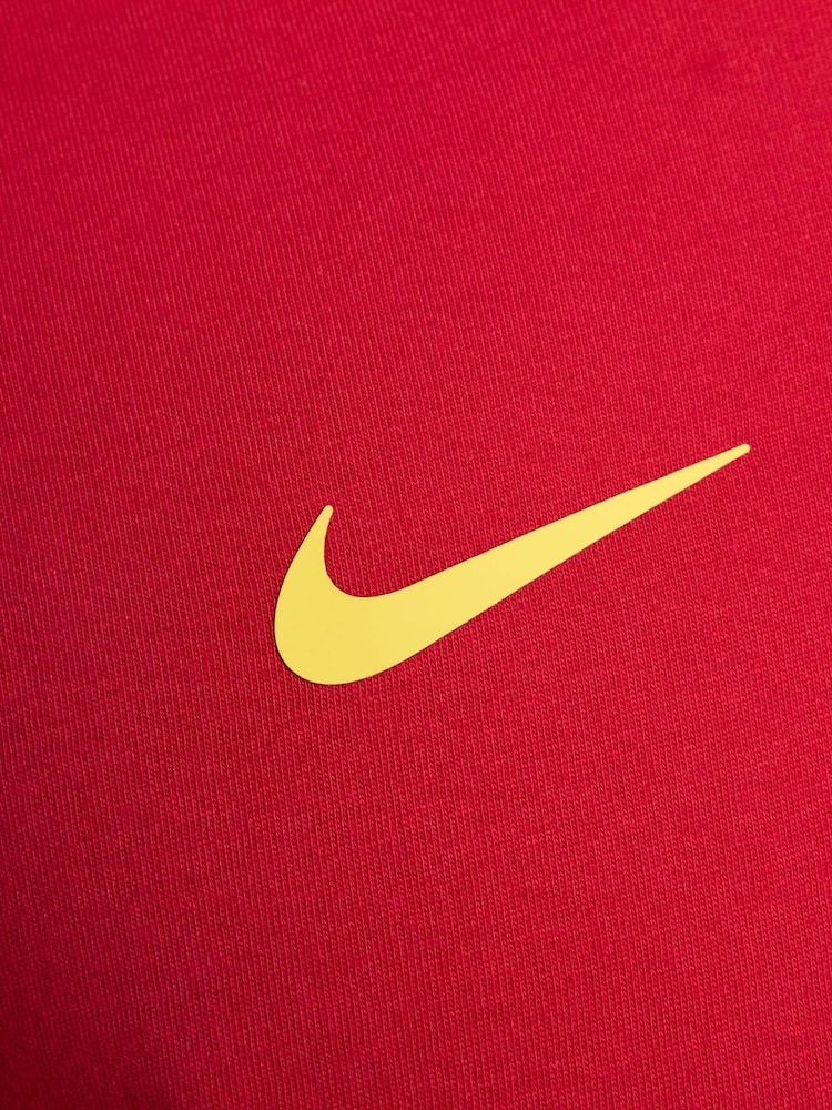 Nike Red Liverpool FC Club Essential T-Shirt - Image 6 of 6