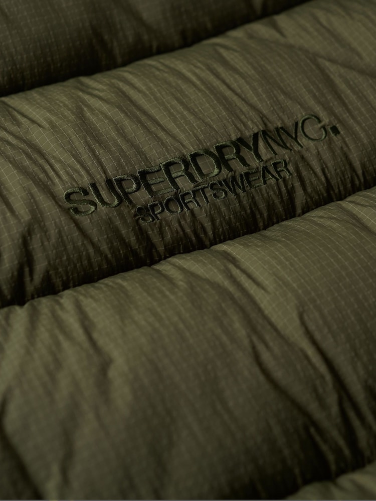 zelena - Superdry Ripstop puffer plašč z dolgimi krajci, ki je bil oblečen v plašč z dolgimi krajci, kot je; suknjič - Slika 8 iz 8 zelena - Superdry Ripstop puffer plašč z dolgimi krajci, ki je bil oblečen v plašč z dolgimi krajci, kot je; suknjič - Slika 8 iz 8