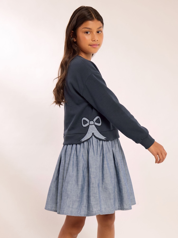 Marineblau/blau - Lipsy 2-in-1 Sweatkleid mit Schleifendetail (5–14Jahre) - Bild 1 von 5 Marineblau/blau - Lipsy 2-in-1 Sweatkleid mit Schleifendetail (5–14Jahre) - Bild 1 von 5