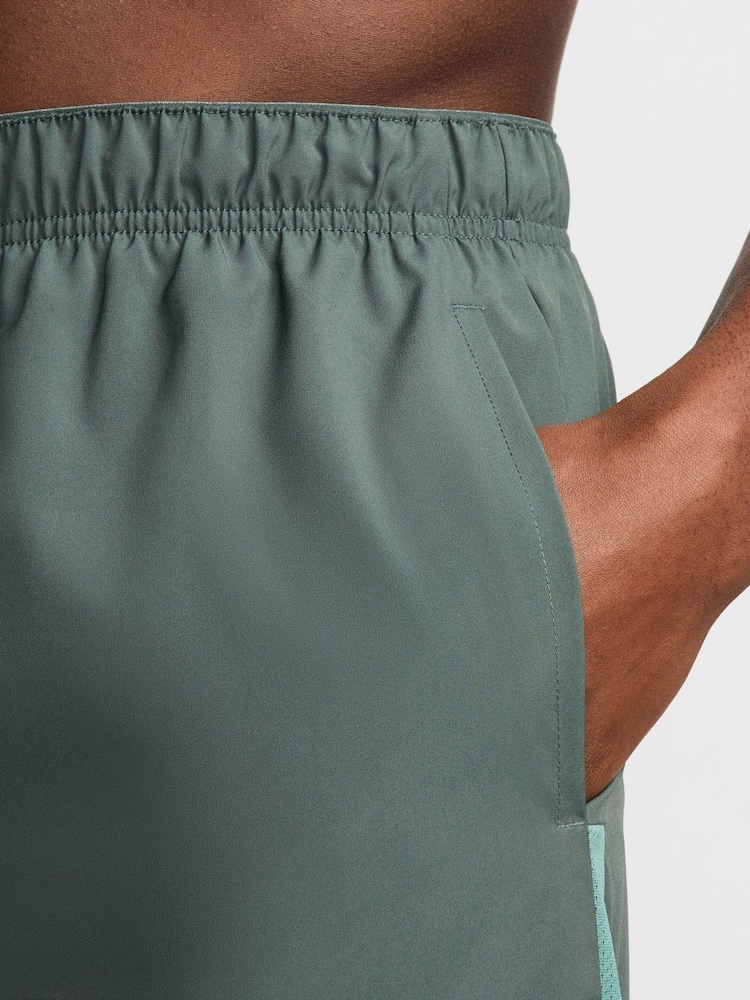vert foncé - 9 Inch - Nike Dri-FIT Challenger Shorts de running non doublé - Image 5 of 9